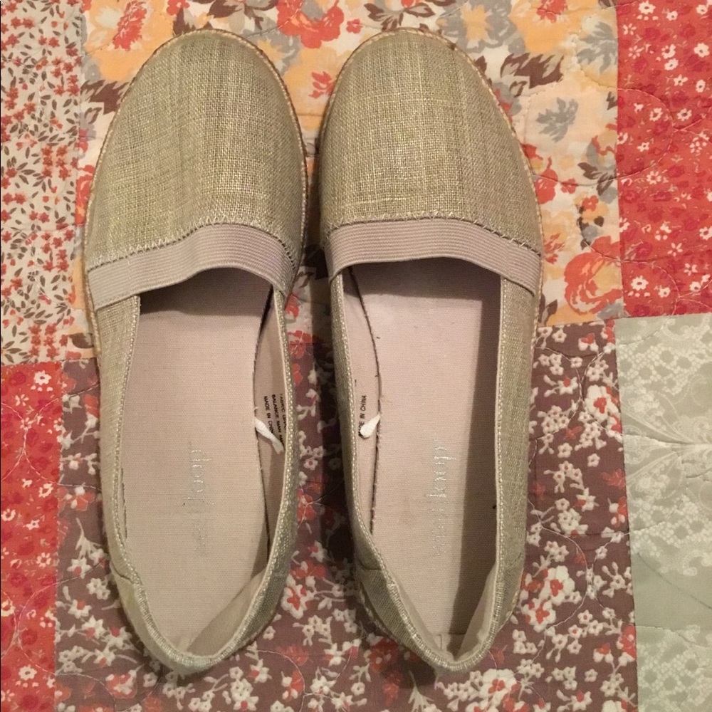 Women’s beige flats. West loop size 5/6